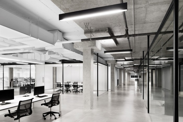 黑白极简风格的SSENSE办公空间设计