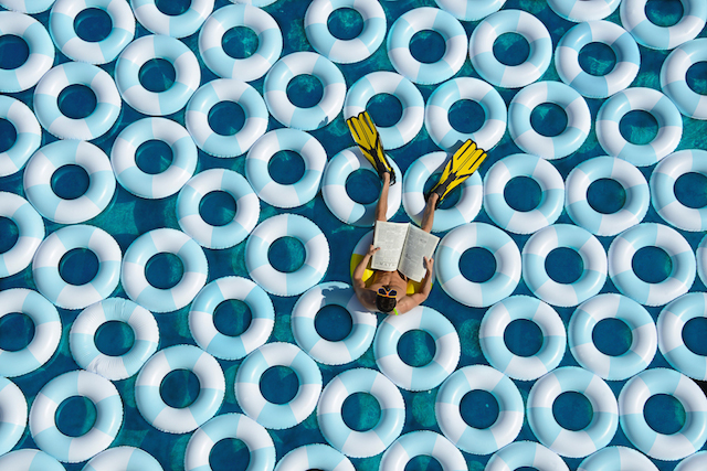 Gray Malin创意摄影欣赏:游泳圈与泳池