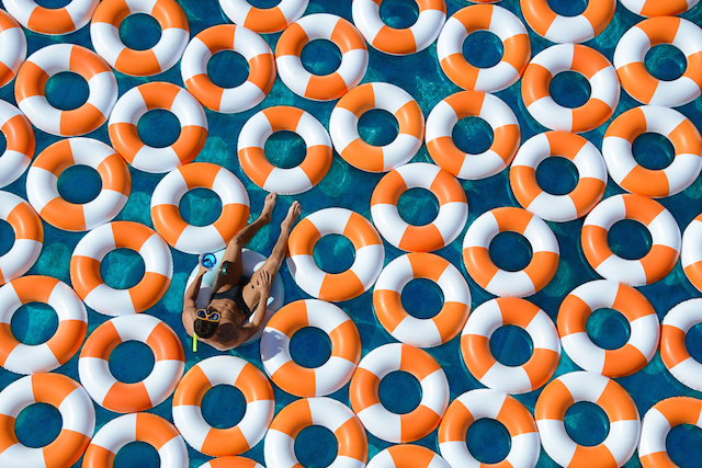 Gray Malin创意摄影欣赏:游泳圈与泳池