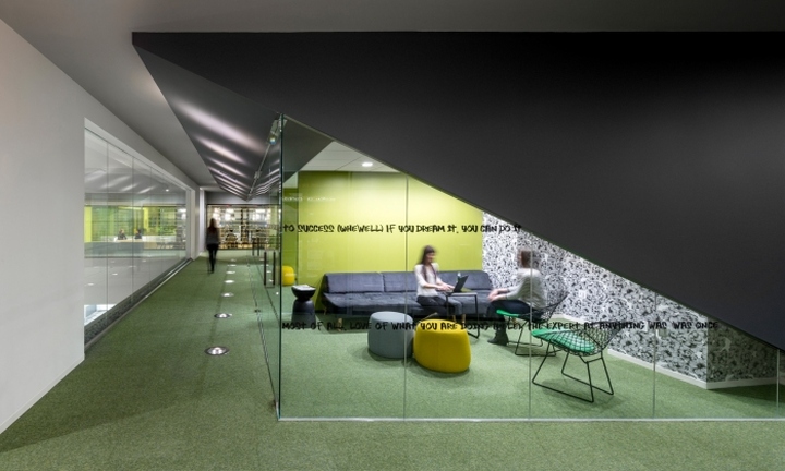 Initiative Media现代开放式办公空间设计