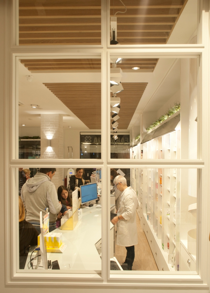 西班牙Cristina Tiemblo药店室内空间设计