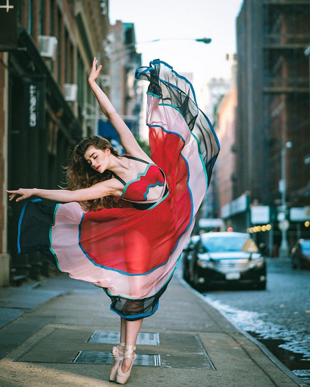 喧嚣中的优雅 纽约街头的芭蕾舞者