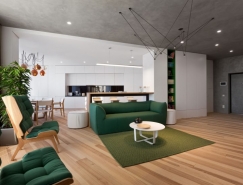 基辅高对比度的极简公寓设计