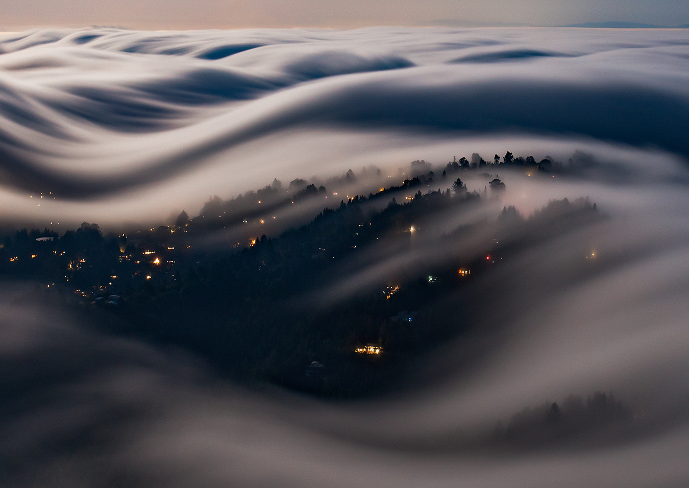 Nicholas Steinberg拍摄旧金山雾浪 气势壮观不逊云海