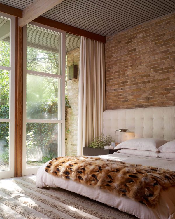裸露的砖墙装饰的卧室设计