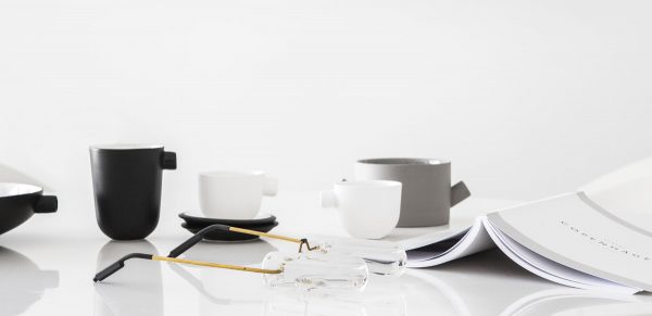 黑与白的魅力:干净简约的黑白公寓设计