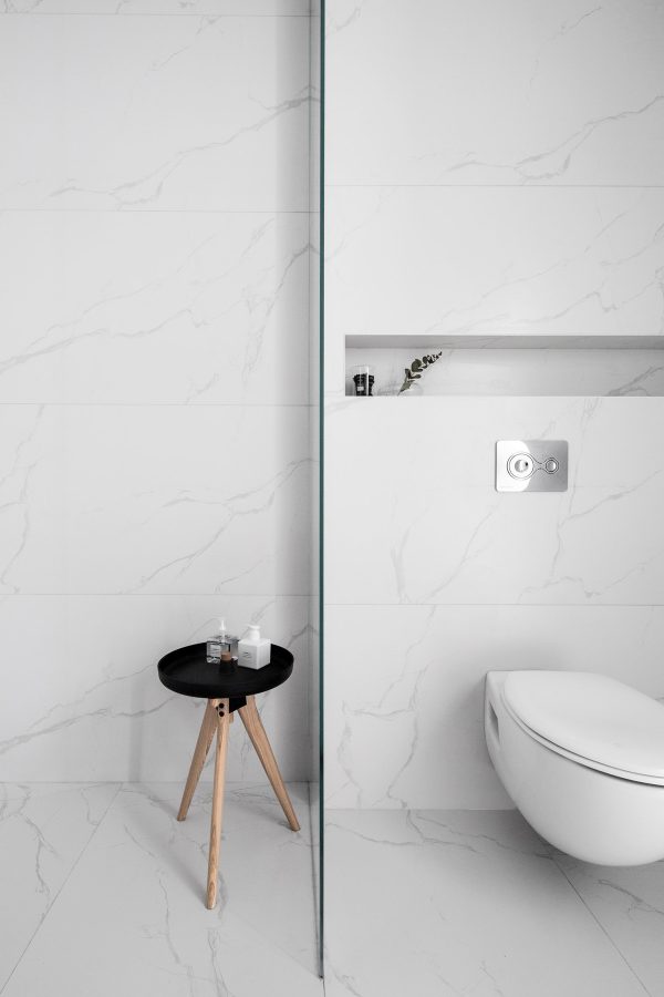 黑与白的魅力:干净简约的黑白公寓设计