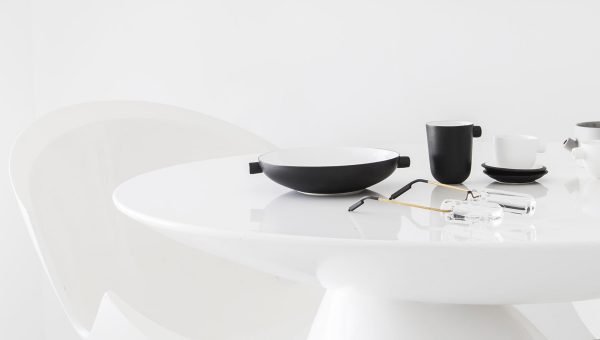 黑与白的魅力:干净简约的黑白公寓设计