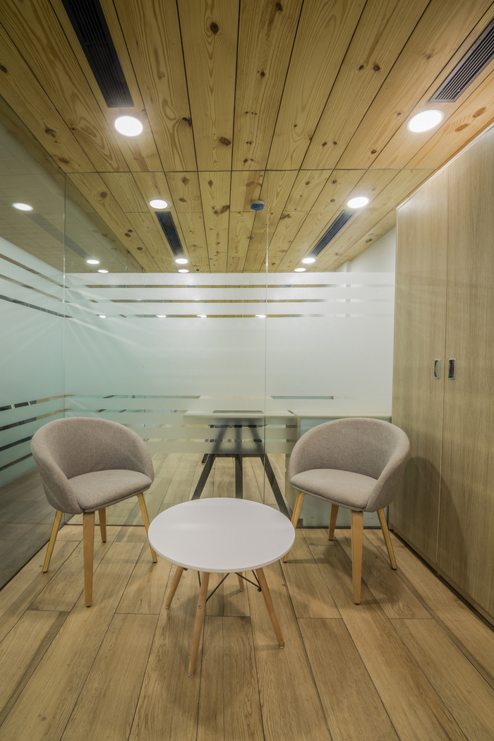 木质空间：印度新德里斯沃琪集团办公空间设计