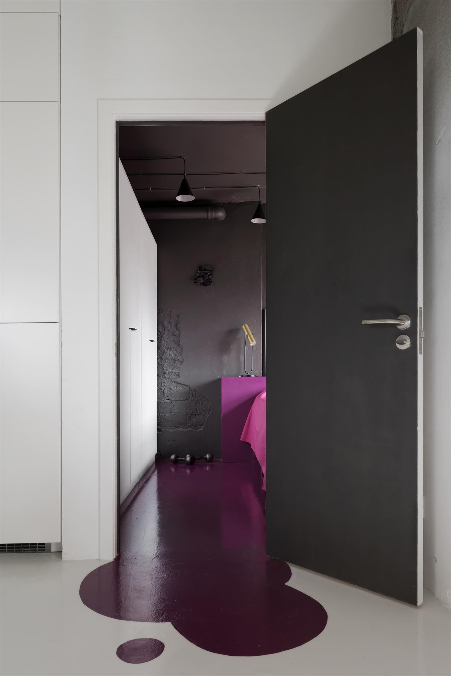 黑色空间里的彩色世界：莫斯科60平米Pirogovka公寓设计