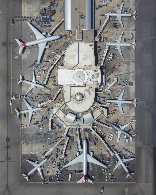 Mike Kelley：俯拍视角展现美国繁忙的机场