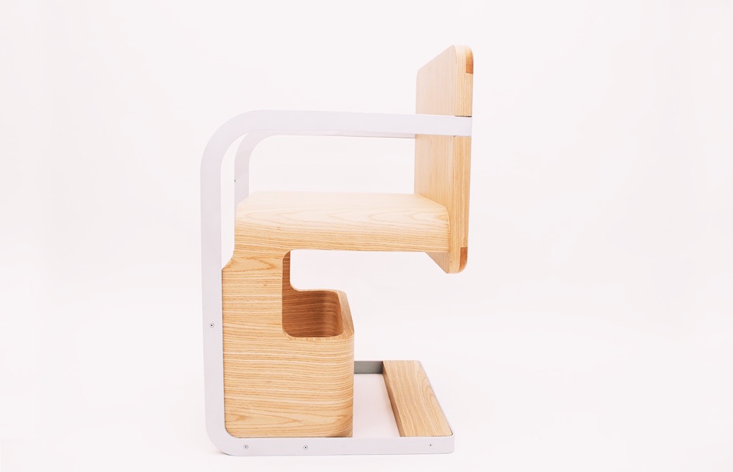可当椅子和书桌的多功能座椅设计