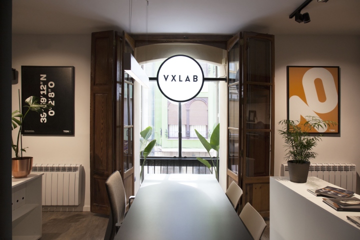 极简的黑白组合：西班牙设计工作室VXLAB办公空间设计